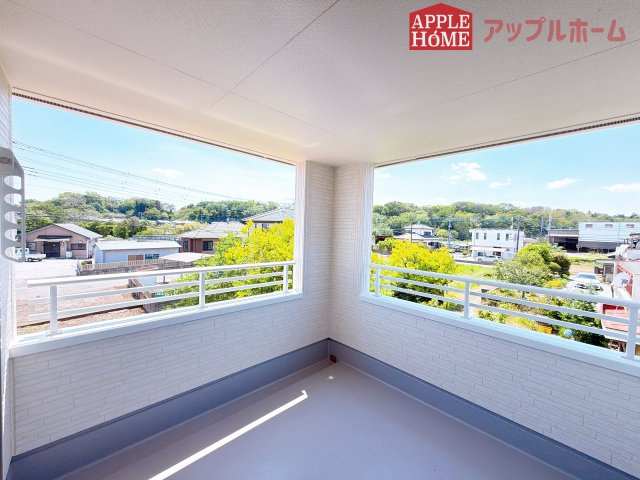 [新築住宅] 熊谷市中恩田  全3棟のバルコニー|インナーバルコニーで突然の雨でも安心♪直射日光を防げるので、紫外線を気にせず自然の光や風を感じながら日光浴もできちゃいます♪