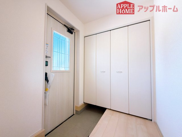 [新築住宅] 熊谷市中恩田  全3棟の玄関|上下棚にたっぷり靴を収納できます。「ただいま」と玄関を開けた瞬間から、奥に広がる空間を明るい室内を感じられますね♪