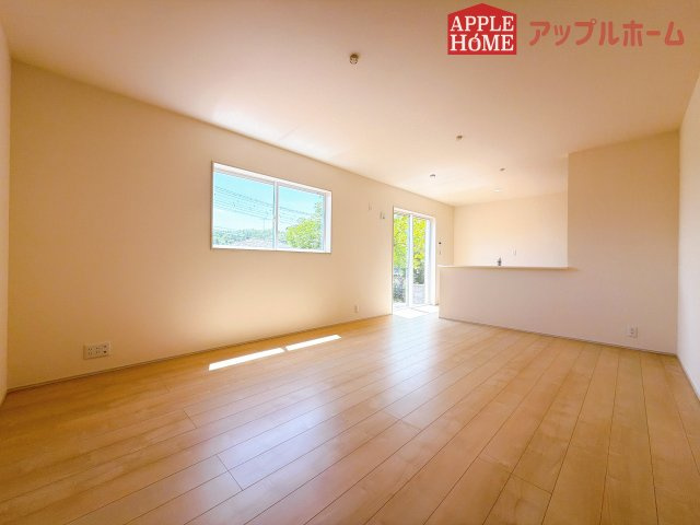 [新築住宅] 熊谷市中恩田  全3棟の居間・リビング|広々リビング×対面キッチンで家族の会話も弾みます♪家族団らんの秘訣は間取りにあり☆夢のマイホームを一緒に叶えましょう！