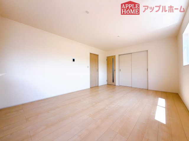 [新築住宅] 熊谷市中恩田  全3棟の居間・リビング|窓から差し込む光で家族を温かく包み込みます。明るいリビングで子育てする喜びを☆いつでも見学可能です！