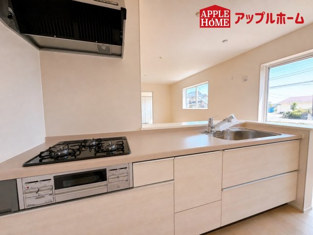 [新築住宅] 熊谷市中恩田  全3棟のキッチン|キッチンから部屋中が見守れるので、小さなお子様がいるご家庭でも安心です。シンプル×ナチュラルな温かい空間は、どんなスタイルの家具も合わせやすいお部屋です。