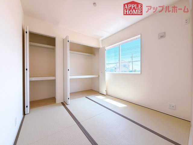 [新築住宅] 熊谷市中恩田  全3棟の和室|クローゼット付きの和室は、収納スペースが豊富で部屋全体がすっきりと片付きやすいのが特徴です。衣類や荷物を整理しやすく、生活感を抑えた洗練された空間を保てます。