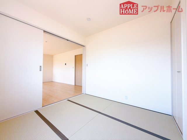 [新築住宅] 熊谷市中恩田  全3棟の和室|クローゼット付きの和室は、収納スペースが豊富で部屋全体がすっきりと片付きやすいのが特徴です。衣類や荷物を整理しやすく、生活感を抑えた洗練された空間を保てます。