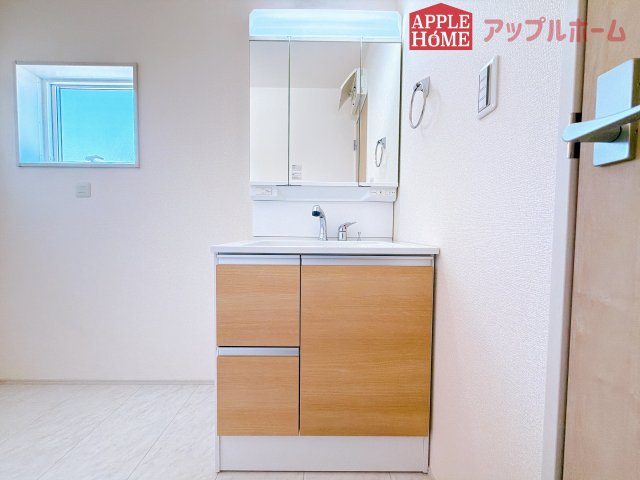[新築住宅] 熊谷市中恩田  全3棟の独立洗面台|三面鏡付きの洗面化粧台ですので、たっぷりと収納いただけます。白を基調とした清潔感のある快適空間です。毎日の身支度も気持ち良くお使い頂けます！！