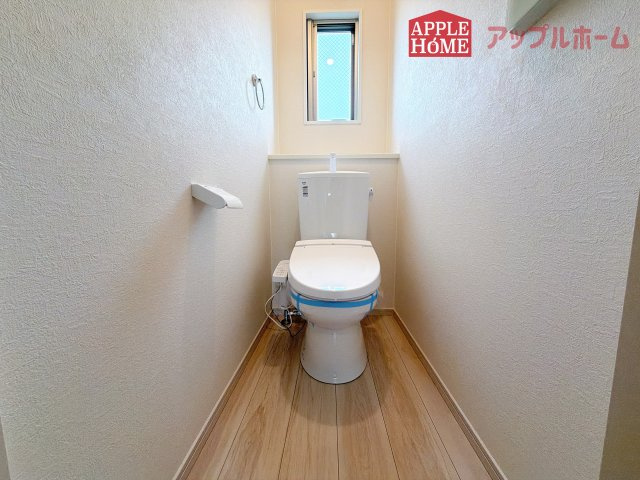 [新築住宅] さいたま市西区三橋 1期 全1棟のトイレ|白を基調とした清潔感のある明るい空間。温水洗浄便座付きで、毎日快適・清潔に使用できます。操作しやすい壁面リモコンを採用しています。