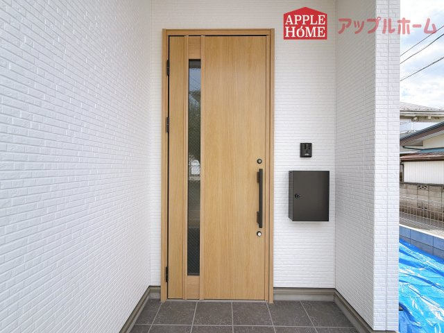 [新築住宅] さいたま市西区三橋 1期 全1棟の玄関|住まう人も来客も入った時にワクワクさせてくれるオシャレな玄関♪収納もたっぷりあるので、靴がたくさんあっても安心！