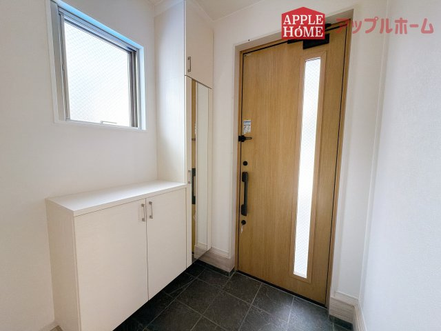 [新築住宅] さいたま市西区三橋 1期 全1棟の玄関|ご家族皆様の靴やお手入れ用品を収納できる収納棚を設置！お家に出会う人々を迎える玄関だからこそ、常に整理整頓しておきたいですね♪