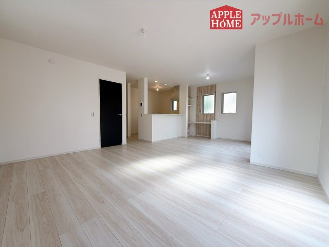 [新築住宅] さいたま市西区三橋 1期 全1棟の居間・リビング|広々リビング×対面キッチンで家族の会話も弾みます♪家族団らんの秘訣は間取りにあり☆夢のマイホームを一緒に叶えましょう！