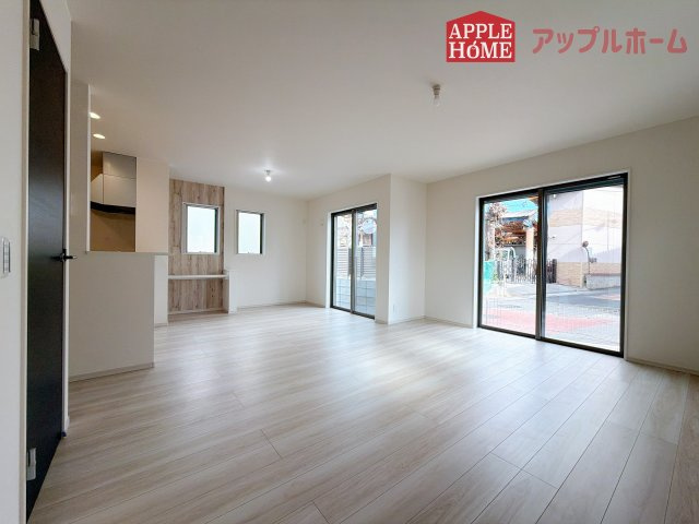[新築住宅] さいたま市西区三橋 1期 全1棟の居間・リビング|窓から差し込む光で家族を温かく包み込みます。明るいリビングで子育てする喜びを☆いつでも見学可能です！