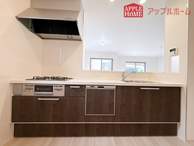 [新築住宅] さいたま市西区三橋 1期 全1棟のキッチン|対面式キッチンは、家族のコミュニケーションを育み、子育て家族にも好適なプラン！リビングで寛ぐご家族をいつも感じられます♪会話を楽しみながら家事ができ、小さいお子様がいても安心です！