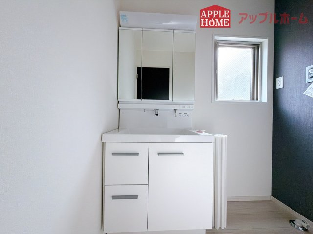 [新築住宅] さいたま市西区三橋 1期 全1棟の独立洗面台|ゆとりの洗面スペースで朝の身支度も快適スムーズに。３面鏡で髪のセットやお化粧もストレスなくこなせ、朝から気分良く通勤通学に向かえそうですね！鏡の裏にはたっぷりと収納スペースを標準装備
