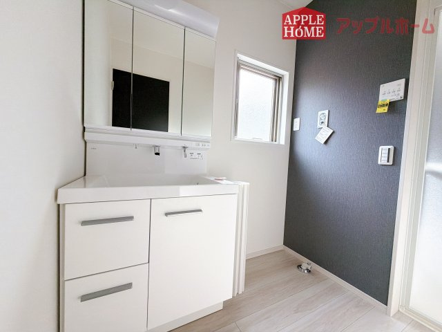 [新築住宅] さいたま市西区三橋 1期 全1棟の独立洗面台|暮らしを快適にする三面鏡仕様の洗面化粧台。収納力と機能性に優れた使いやすい設備で、忙しい朝の身支度もスムーズに♪