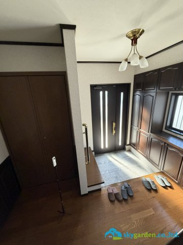平塚市中里　中古戸建の玄関
