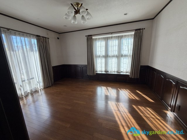 平塚市中里　中古戸建の居間・リビング