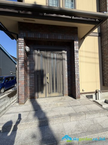 平塚市中里　中古戸建の玄関