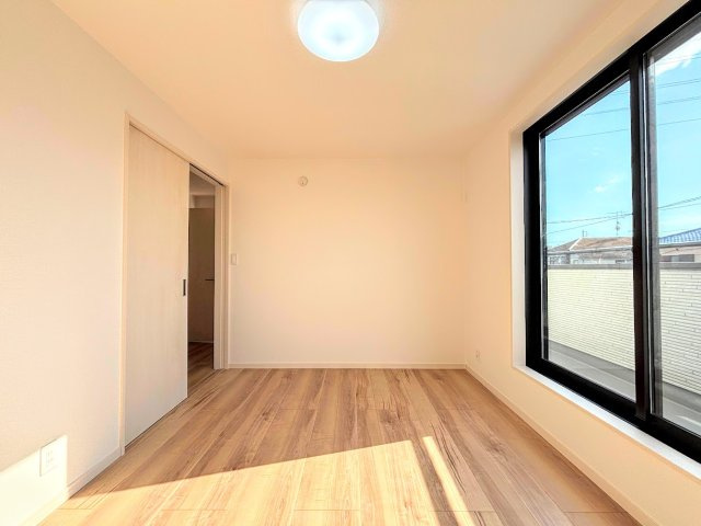 戸塚区矢部町　新築戸建て　第1の洋室|◆子どものスタディ空間として、あるいは書斎やホビールームとして生活スタイルに合わせて使えるプライベートルーム。居心地のいい落ち着いたインテリアが似合います。
