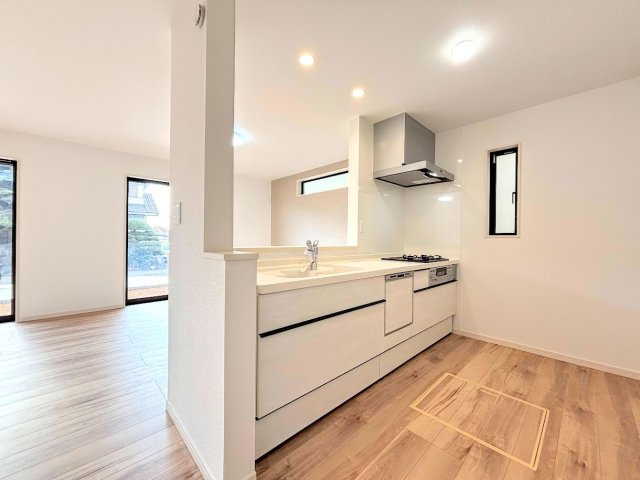 戸塚区矢部町　新築戸建て　第1のキッチン|◆キッチンからダイニングやリビングが見渡せるキッチン。料理をしながら家族とコミュニケーションをとれるだけでなく、大きな開放感も得られることができます。
