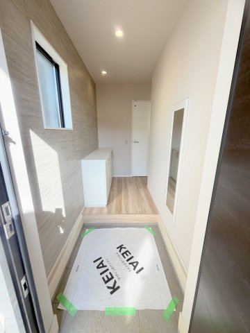 流山市西平井1丁目　新築戸建　全2棟　1号棟の玄関|玄関から見た室内写真です