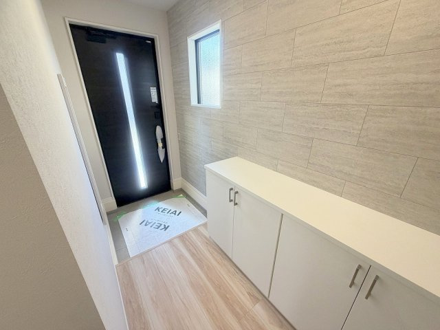 流山市西平井1丁目　新築戸建　全2棟　1号棟の玄関|カウンター部分にはお好きなインテリアが飾れます