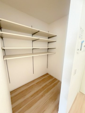 流山市西平井1丁目　新築戸建　全2棟　1号棟の収納|キッチン脇に広いパントリーが付いています