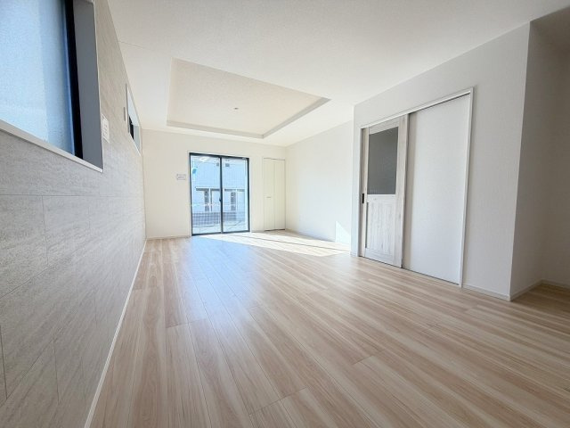 流山市西平井1丁目　新築戸建　全2棟　1号棟の居間・リビング|ソファやダイニングセットを置いてもゆとりのある21.7帖の広々リビング