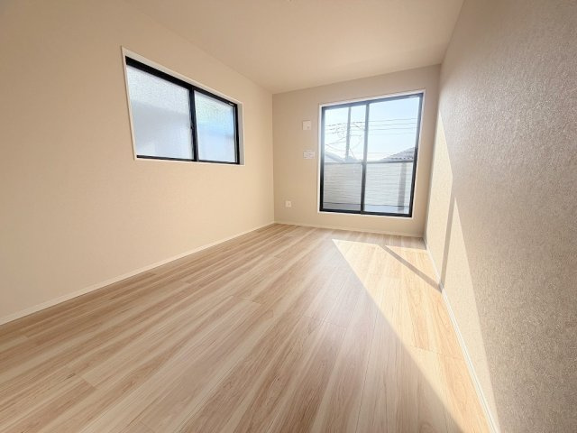 流山市西平井1丁目　新築戸建　全2棟　1号棟の洋室|バルコニーに面した明るい洋室7.5帖