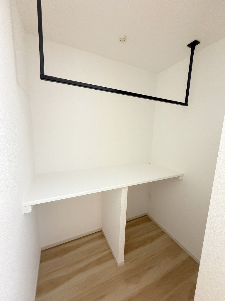 流山市西平井1丁目　新築戸建　全2棟　1号棟の収納|洗面脱衣所脇のランドリースペース！アイロンがけや室内干しにも便利です