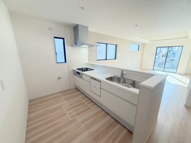 流山市西平井1丁目　新築戸建　全2棟　1号棟のキッチン|リビング全体が見渡せる対面システムキッチン