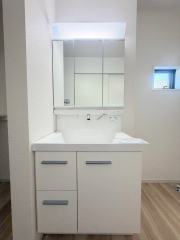 流山市西平井1丁目　新築戸建　全2棟　1号棟の独立洗面台|三面鏡付きシャワードレッサーで朝の準備も快適