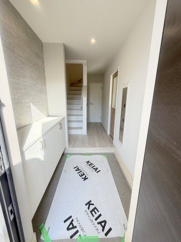 流山市西平井1丁目　新築戸建　全2棟　2号棟の玄関|玄関から見た室内写真です