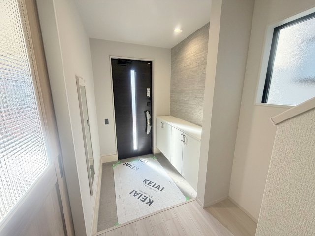 流山市西平井1丁目　新築戸建　全2棟　2号棟の玄関|カウンター部分にはお好きなインテリアが飾れます