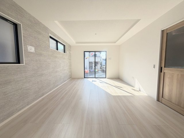 流山市西平井1丁目　新築戸建　全2棟　2号棟の居間・リビング|折上天井・アクセントクロスがオシャレなリビングです