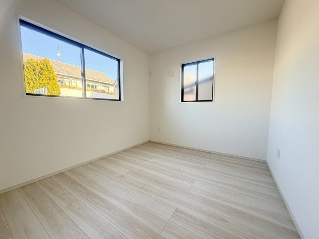 流山市西平井1丁目　新築戸建　全2棟　2号棟の洋室|1階リビング裏の洋室5.2帖