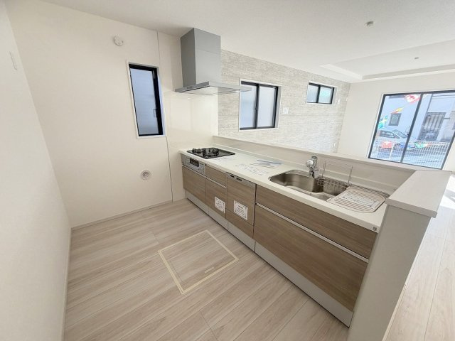 流山市西平井1丁目　新築戸建　全2棟　2号棟のキッチン|リビング全体が見渡せる対面システムキッチン