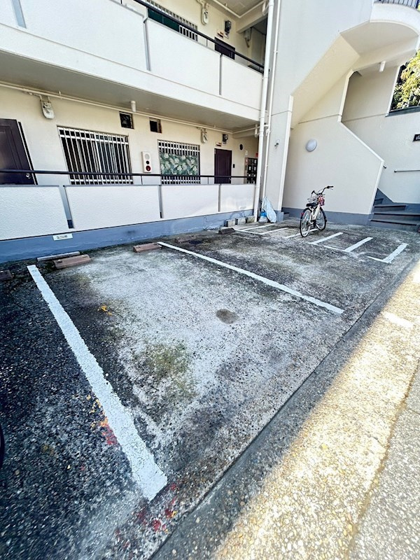 山手ハイムの駐車場