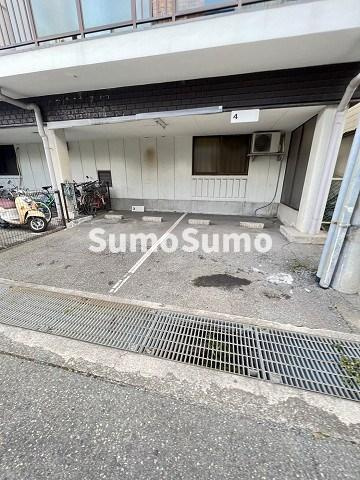 マンション寿宏の駐車場