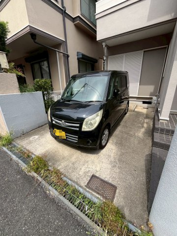 夙川タウンハウス　西棟の駐車場
