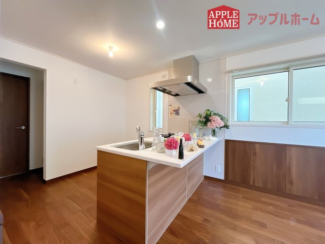 [新築住宅] さいたま市浦和区駒場1丁目 II期のキッチン|対面式キッチンは、家族のコミュニケーションを育み、子育て家族にも好適なプラン！リビングで寛ぐご家族をいつも感じられます♪会話を楽しみながら家事ができ、小さいお子様がいても安心です！