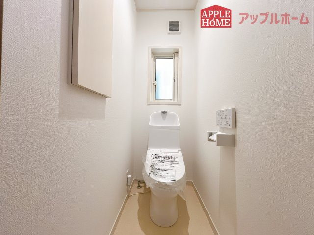 [新築住宅] さいたま市浦和区駒場1丁目 II期のトイレ|白を基調とした清潔感のある明るい空間。温水洗浄便座付きで、毎日快適・清潔に使用できます。操作しやすい壁面リモコンを採用しています。