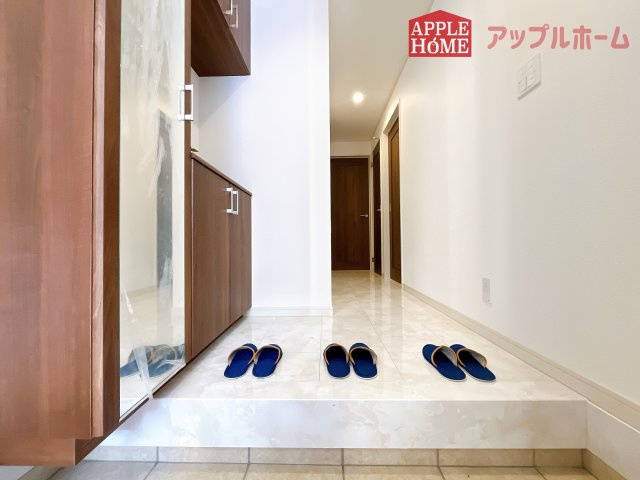 [新築住宅] さいたま市浦和区駒場1丁目 II期の玄関|明るくて清潔感溢れる玄関。便利な姿見鏡＆下駄箱収納付きです♪散らかりがちな玄関もすっきりと片付きます。