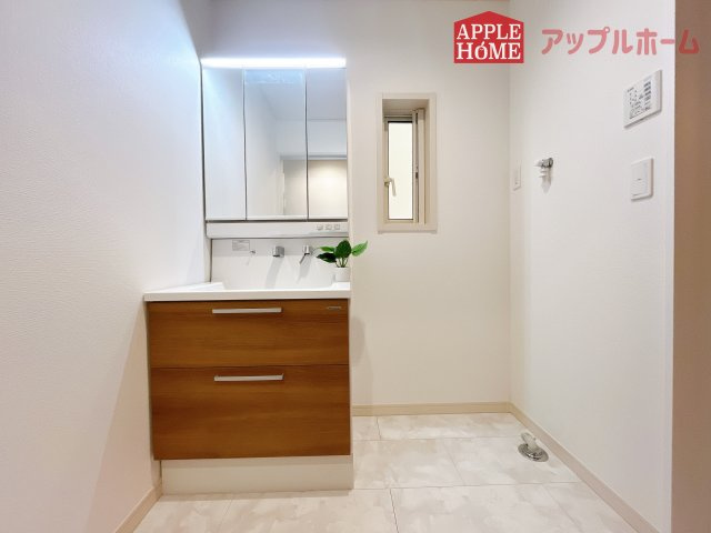 [新築住宅] さいたま市浦和区駒場1丁目 II期の独立洗面台|ゆとりの洗面スペースで朝の身支度も快適スムーズに。３面鏡で髪のセットやお化粧もストレスなくこなせ、朝から気分良く通勤通学に向かえそうですね！鏡の裏にはたっぷりと収納スペースを標準装備