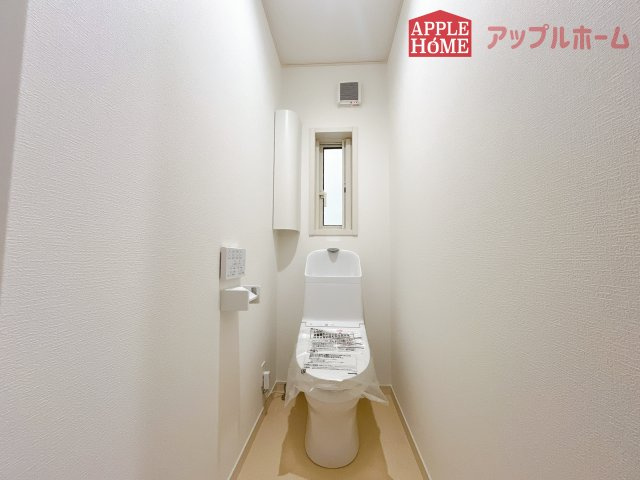 [新築住宅] さいたま市浦和区駒場1丁目 II期のトイレ|白を基調とした清潔感のある明るい空間。温水洗浄便座付きで、毎日快適・清潔に使用できます。操作しやすい壁面リモコンを採用しています。
