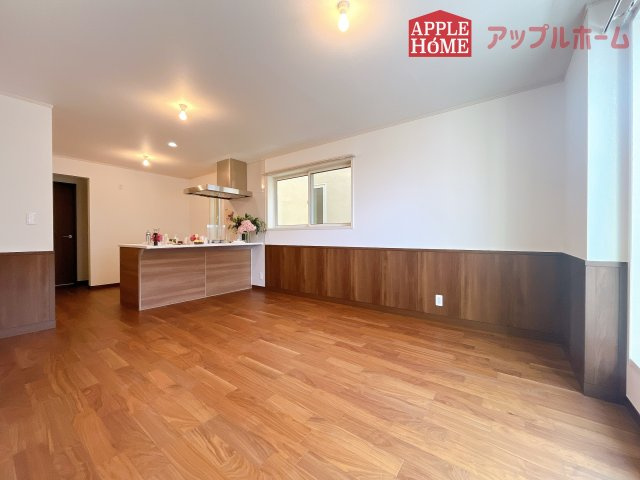 [新築住宅] さいたま市浦和区駒場1丁目 II期の居間・リビング|窓から差し込む光で家族を温かく包み込みます。明るいリビングで子育てする喜びを☆いつでも見学可能です！