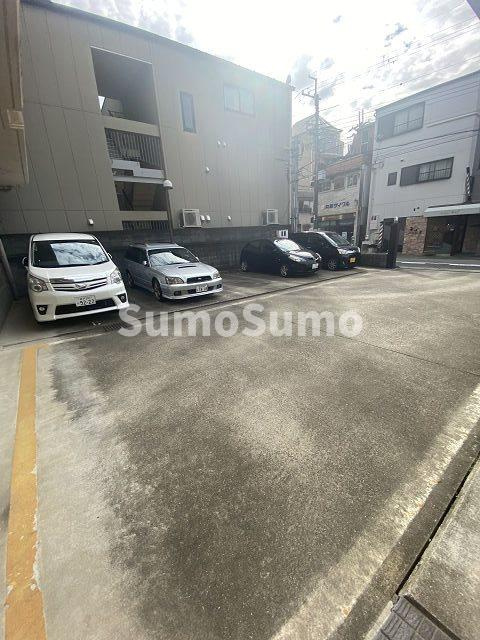 マンションフェニックスの駐車場