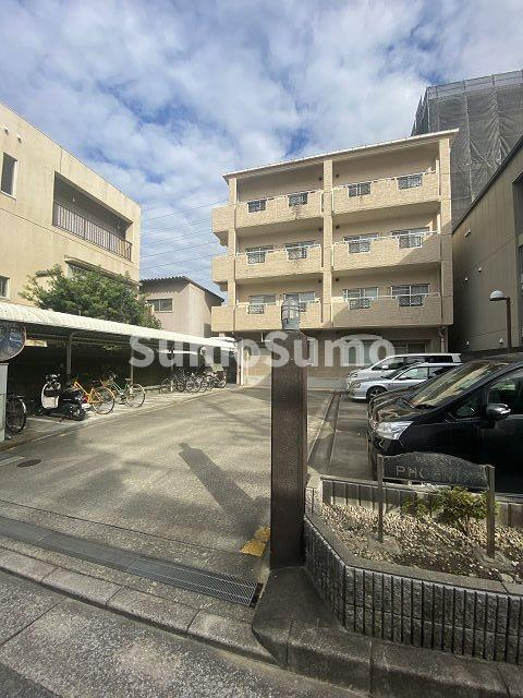 マンションフェニックスの駐車場