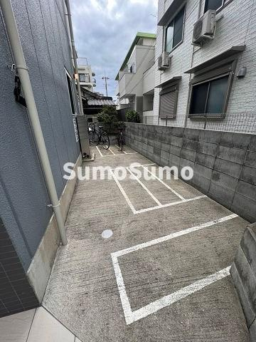 リープラス立花の駐車場