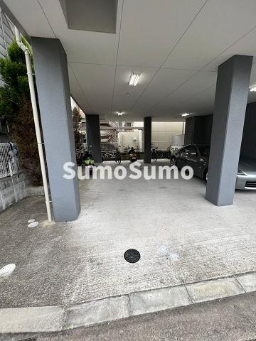 リープラス立花の駐車場