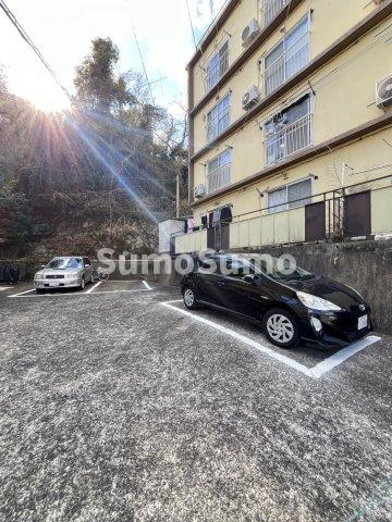 岡本梅林住宅６号棟の駐車場