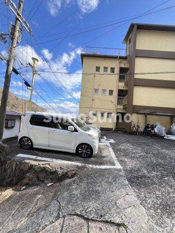 岡本梅林住宅６号棟の駐車場