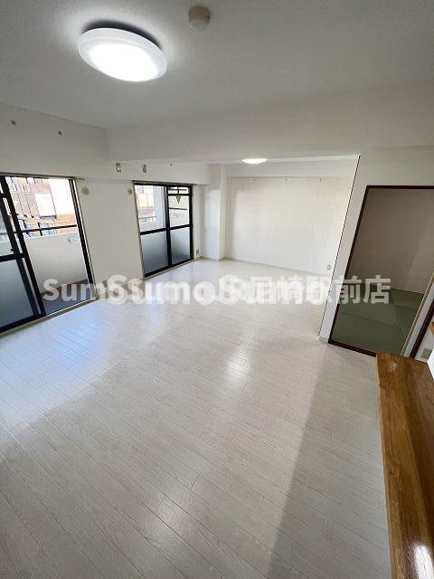 ラフィーネ武庫之荘の居間・リビング|ゆったり過ごせる居間です